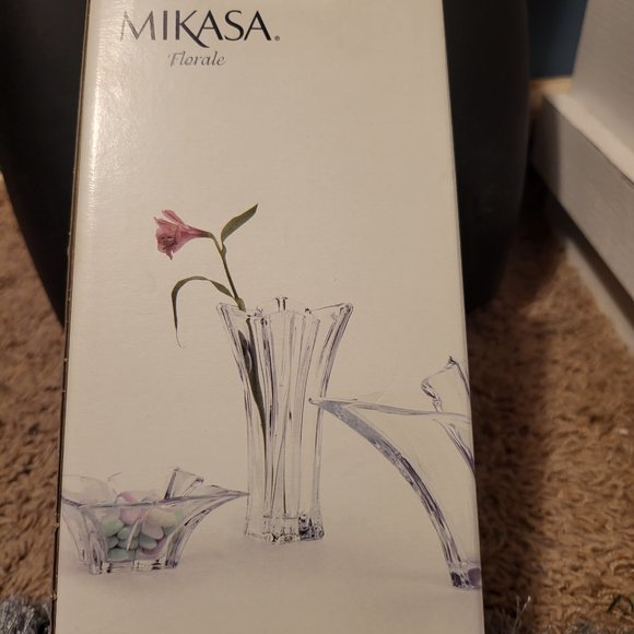 Mikasa Florale Glass Bud Vase from Macys (open box) - Picture 2 of 5